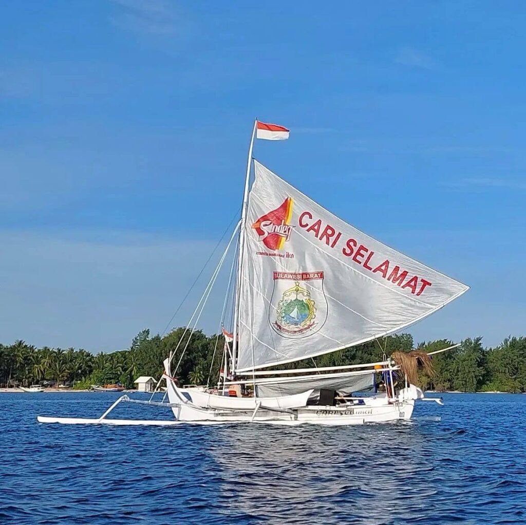 Perahu sandeq saat melakukan perburuan telur ikan terbang di  selat makassar